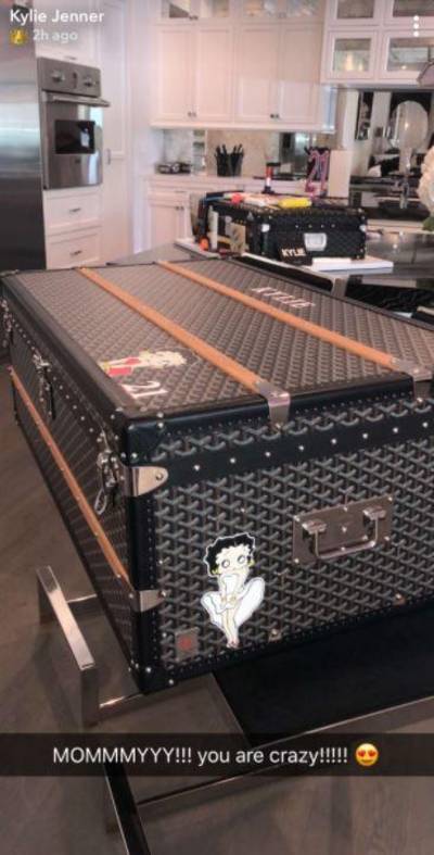 Kylie Jenner 'dankbaar' voor exorbitante verjaardagscadeaus