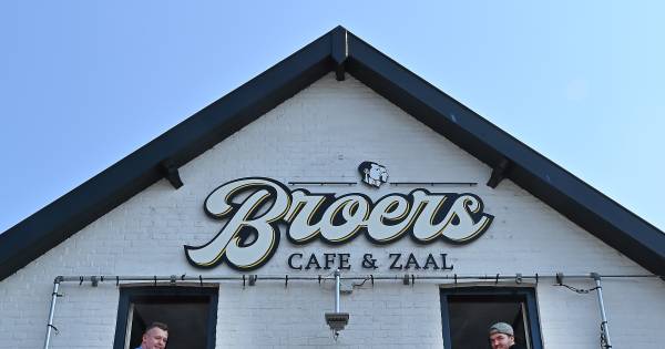 Politie valt massaal kroeg binnen waar online liedjesbingo is voor thuisblijvers: ‘Alsof ze een crimineel netwerk aan het oprollen waren' .