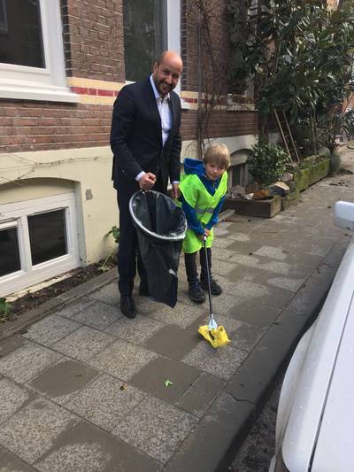 Wens Loek (6) in vervulling: burgemeester Marcouch geeft hem een afvalknijper
