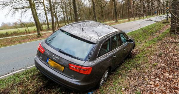 Dronken Audi-bestuurder rijdt in greppel in Sterksel, mist rij bomen maar nét - Eindhovens Dagblad