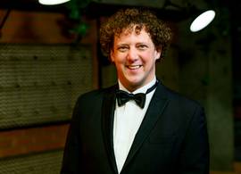 Jochem Myjer vertelt openhartig over de zeldzame ziekte van zijn dochter