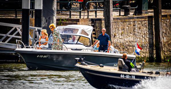 Politie waarschuwt pleziervaarders na controle: ‘Blijf bij de oever!'.