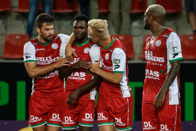 Zulte Waregem wint met 3-1 en pakt zes op zes, Charleroi ...