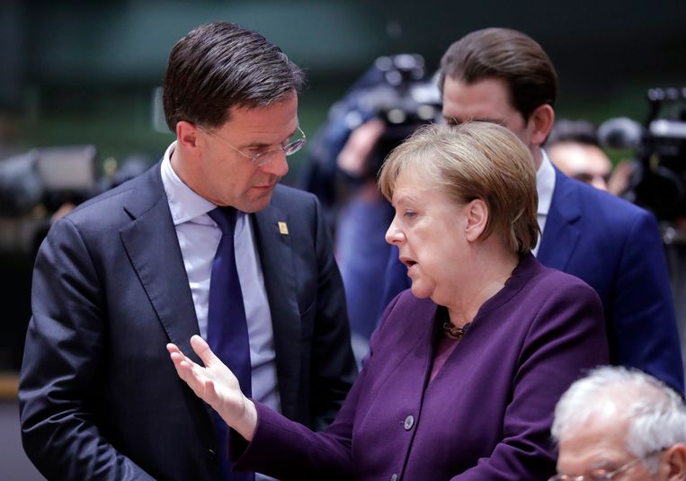 De Duitse bondskanselier Angela Merkel (r) in  gesprek met Mark Rutte. Beeld EPA