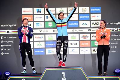 Entourage Sanne Cant op de vuist na wereldtitel
