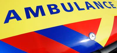 Fietser belandt in sloot na botsing met auto