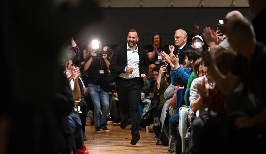 Strijdvaardige Britse ‘ecopopulist’ Zach Polanski ontpopt zich tot serieuze uitdager van de macht