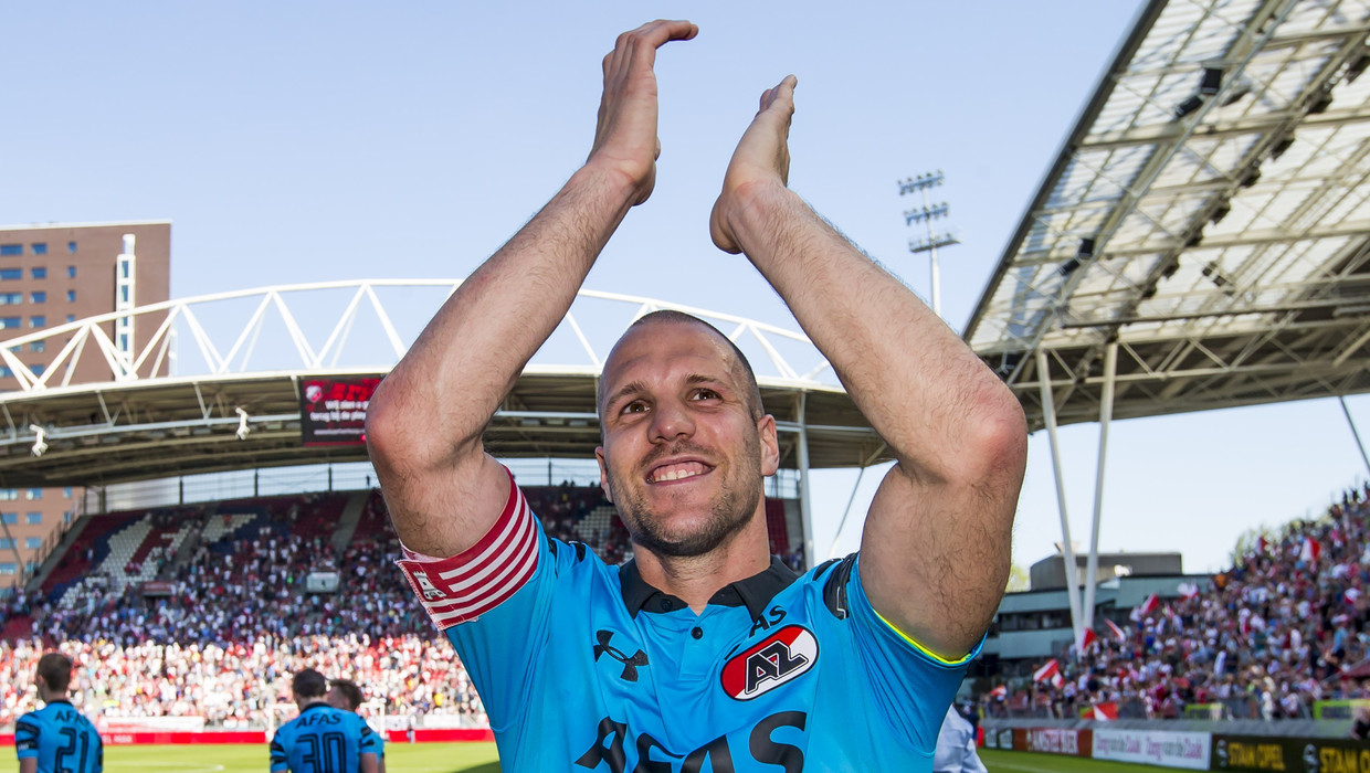 Ron Vlaar verlengt contract tot 2018 bij AZ | De Morgen