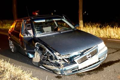 Automobilist rijdt tegen boom in Escharen