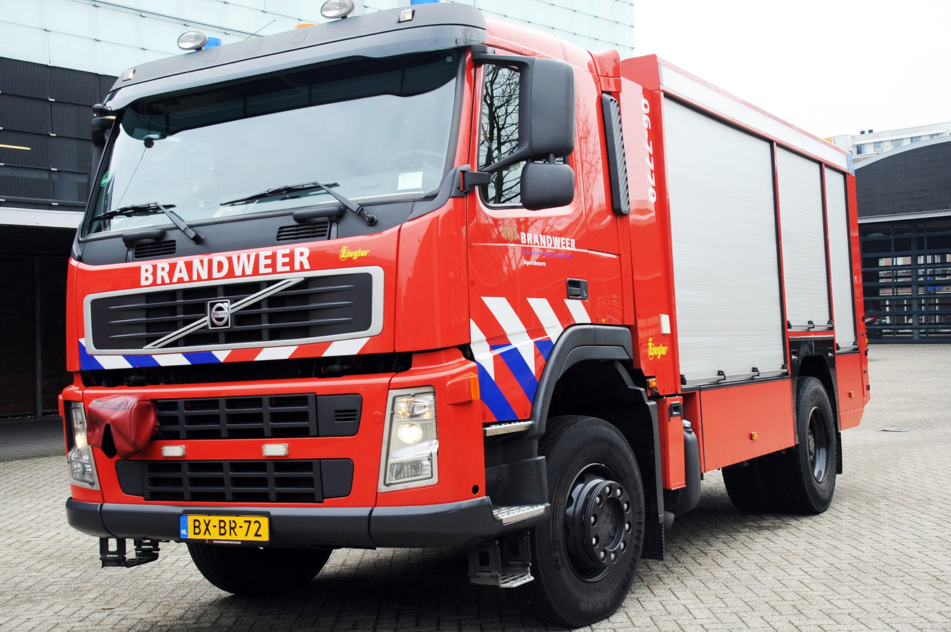 Kledingcontainer in brand in Zutphen Foto destentor.nl