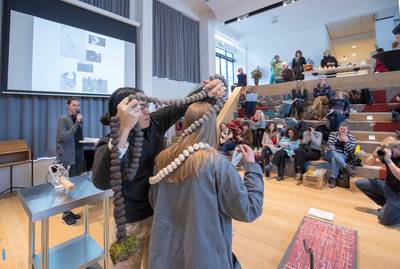 Anne Geene legt uit op Wageningen Campus