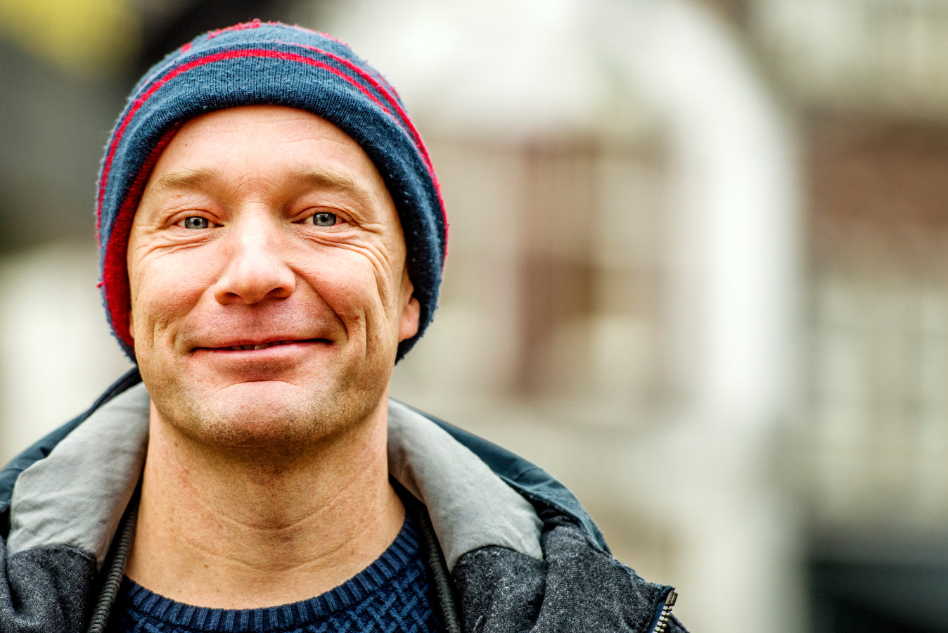 Cabaretier Jochen Otten schrijft zijn teksten in Tilburgse koffietenten | Foto | bd.nl