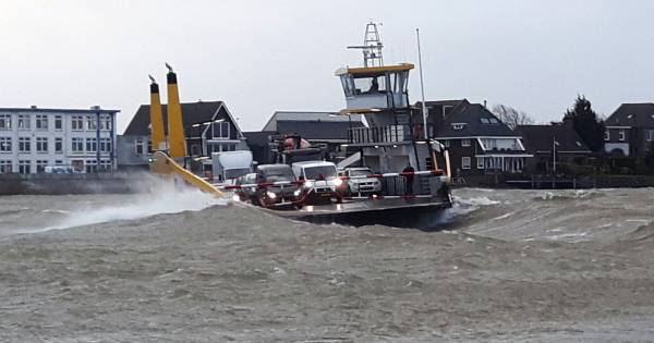 Hoogwater houdt veer Schoonhoven-Gelkenes aan de kade, voor het eerst in 25 jaar - AD.nl