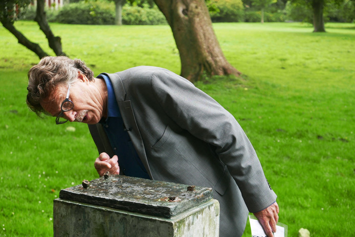 Piet Vernimmen laat zien hoe een bronzen beeld van Bram Roth spoorloos verdween.