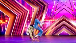 Danseres Nora-Leah is zenuwachtig voor de kritische Dan Karaty