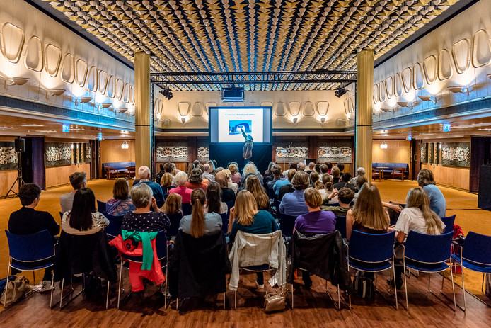 Mensen volgen een cursus aan boord van de SS Rotterdam.
