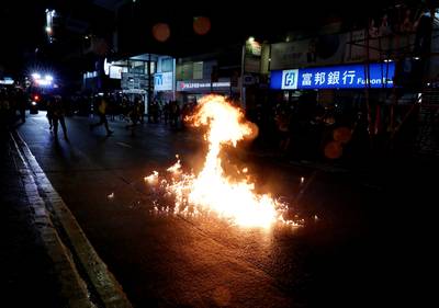 Barricade incendiée, lacrymogènes et cocktails Molotov: Hong Kong plonge dans le chaos