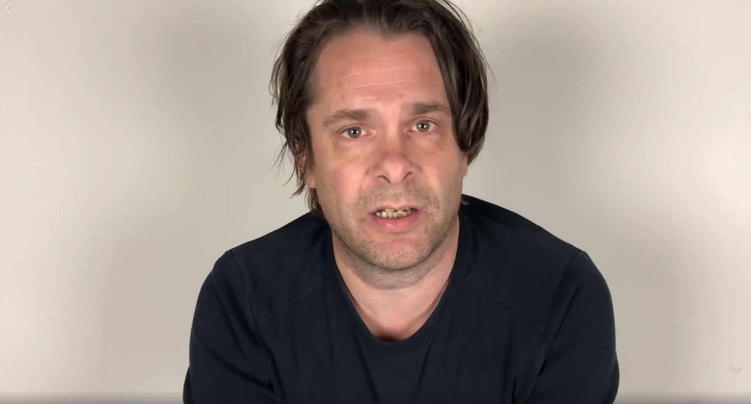 Hans Teeuwen doet ook een videobiecht als reactie op Dotan 'Sorry voor