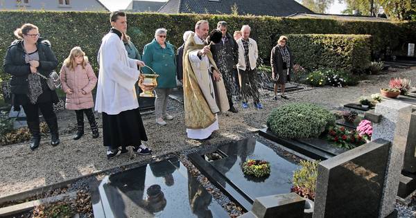 Gezegende douche voor graven door meneer pastoor