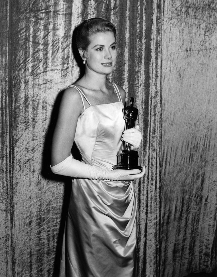 Grace Kelly in Edith Head (1955). The 15 most memorable dresses from the history of the Oscars