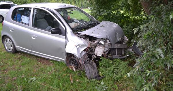 Automobilist gewond bij botsing tegen boom in Maasbommel.