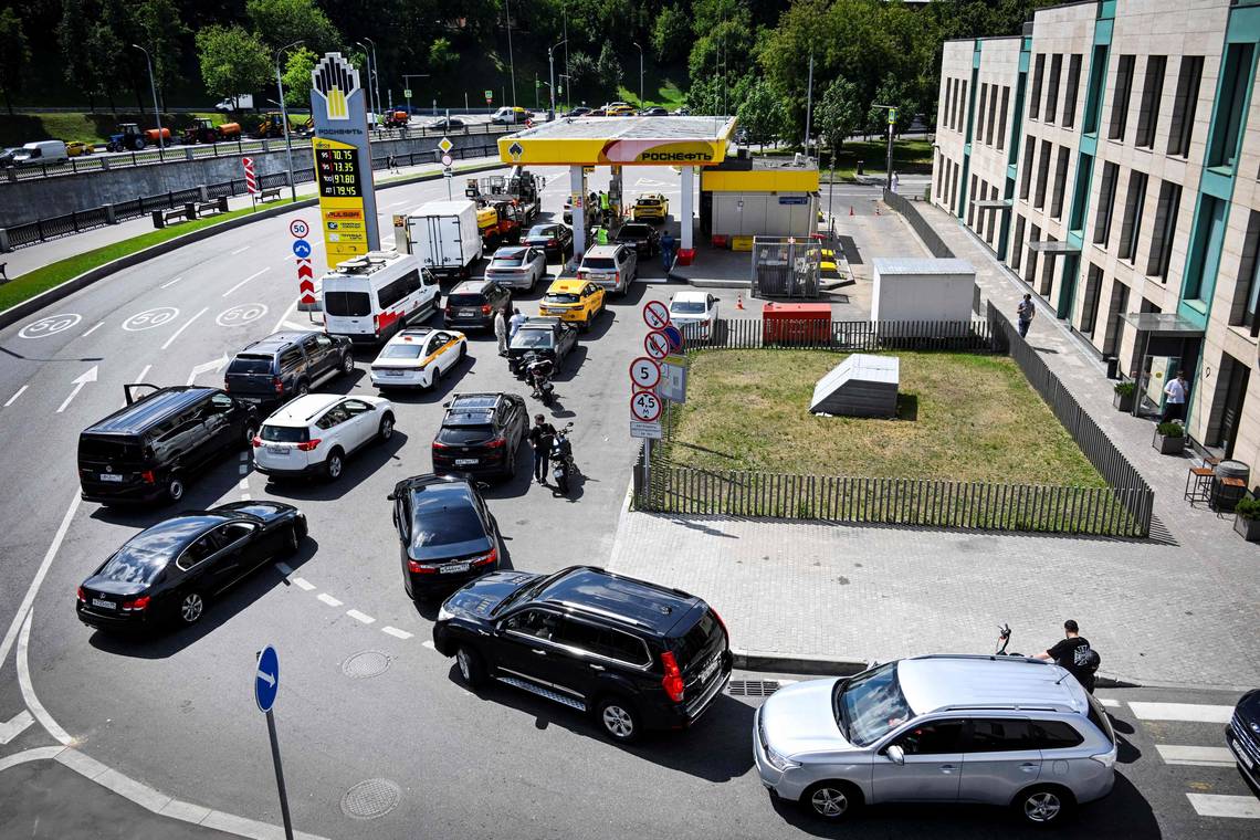 Russen ruziën bij de pomp: nu de benzine opraakt, voelt men de oorlog pas echt