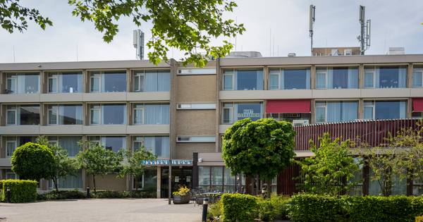 Budels verpleeghuis verloor op twee afdelingen helft van de bewoners: rouwauto's af en aan - BD.nl