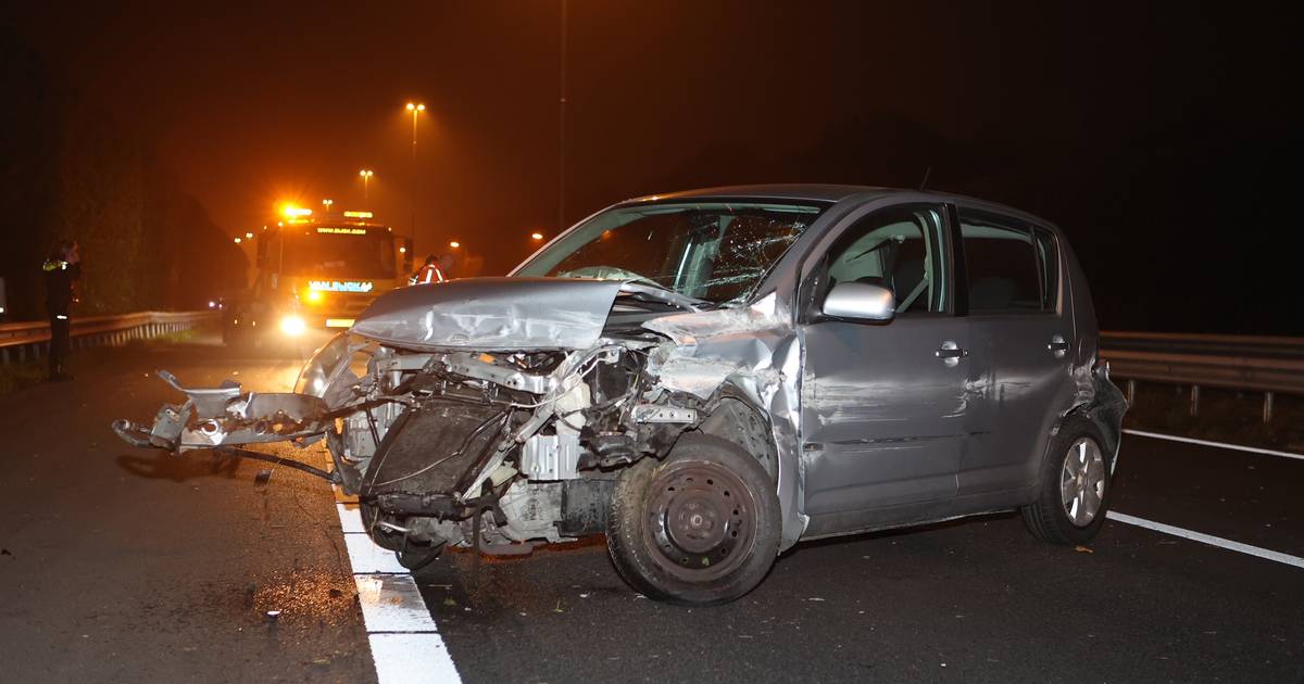 Ravage aan auto na ongeluk op A59 bij Vlijmen, weg tijdelijk dicht.