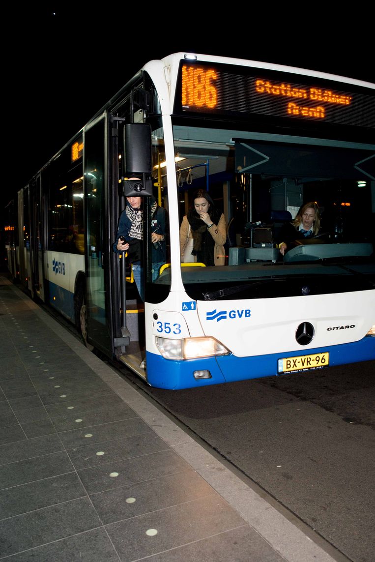 Nachtbus N86 naar de Bijlmer ‘Ik heb weleens een mensendrol gevonden’ Het Parool