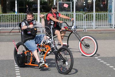 Bonte parade vol fietsers trekt door Nijmegen