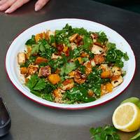 Wintersalade met bulgur, pompoen, boerenkool en sweet & spicy halloumi