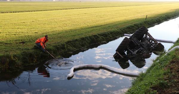 Tractor belandt in sloot Zuilichem