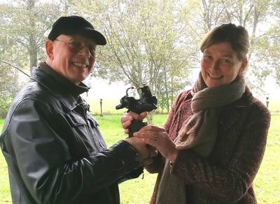 Bronzen ‘Ter Braak’ als prijs voor Rekkense bezoekster Kunstmoment Diepenheim