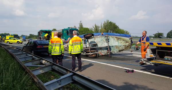 Bootje op trailer slaat om op A50 bij Bankhoef