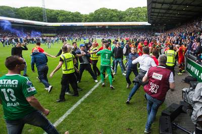 Aanhanger De Graafschap schaamt zich diep nadat hij keeper Go Ahead slaat