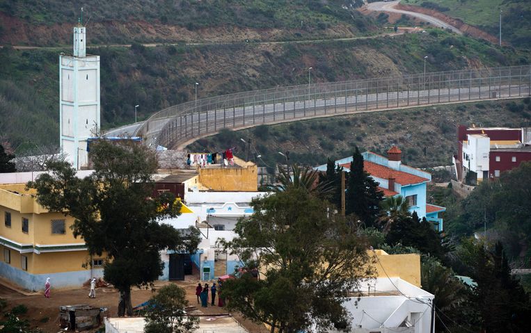 Migranten Bestormen Hek Rond Spaanse Enclave Ceuta Trouw