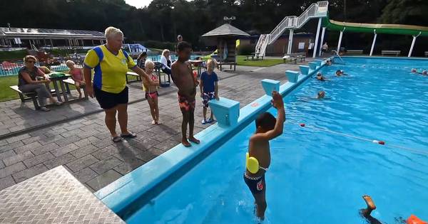 Vluchtelingen krijgen zwemles in het Heuveltjesbosbad | Hardenberg - De Stentor
