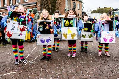 Slikgat één grote poppenkast tijdens optocht