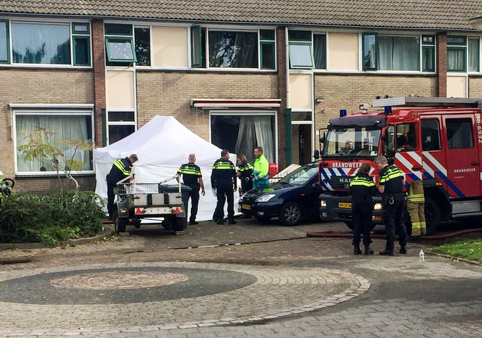 Bij het huis in de Cremerstraat is een witte tent opgezet.