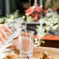 Gratis kraanwater drinken in een Frans restaurant? Stel dan déze vraag