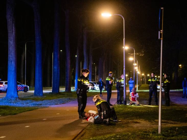 Auto crasht in Tilburg na politieachtervolging en vliegt in brand, agenten redden inzittenden