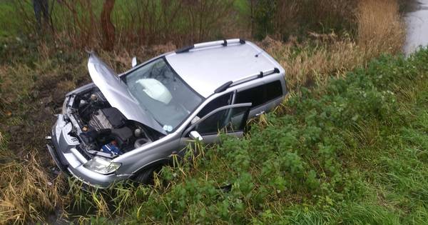 Auto vliegt uit de bocht op rotonde en belandt in de sloot in Vlissingen - PZC