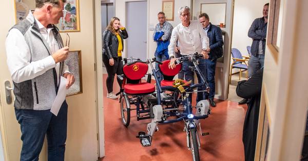 Elastiekenkoers speelt sinterklaas voor eenzame ouderen in Delden