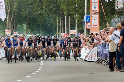 Trotse ouders langs parcours Ladies Tour in Arnhem