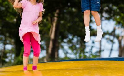 Windvlaag grijpt springmatras en doodt 2-jarige Amerikaanse peuter