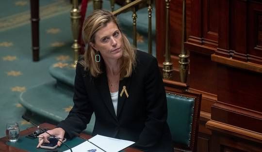 Minister Verlinden opnieuw in het defensief in dossier van i-Police: ‘Hebben haar connecties met het bedrijf haar doen talmen?’