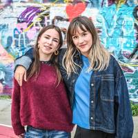 Leni (17) en Pixie (16): ‘Ik heb er niet bij stilgestaan dat er ooit écht een cameraploeg in mijn slaapkamer zou staan’