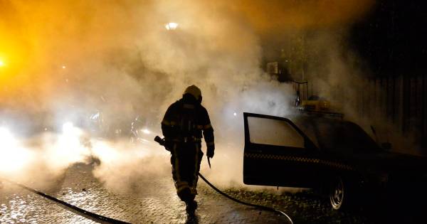 Auto in vlammen op in Breda, brandstichting niet uitgesloten.