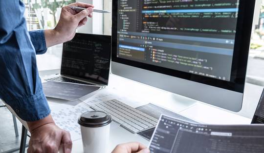 ‘Nog nooit zo achterop gevoeld als programmeur’: hoe AI nu ook niet-kenners complexe apps en games laat bouwen