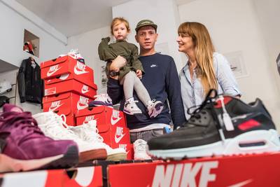 Sneaky Shoes in Arnhem houdt stand tussen ketens dankzij ‘gunfactor’ en ‘limited editions’